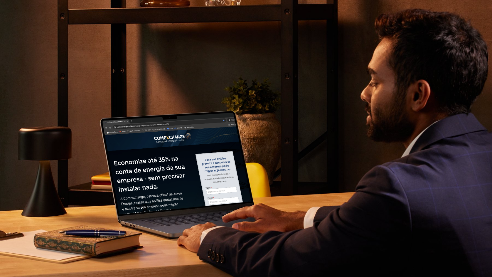 Empresário acessando o site da Comexchange em um notebook para preencher o formulário de análise gratuita de migração para o Mercado Livre de Energia, em ambiente corporativo moderno e iluminado.